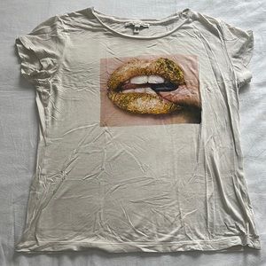 Express lip graphic tee